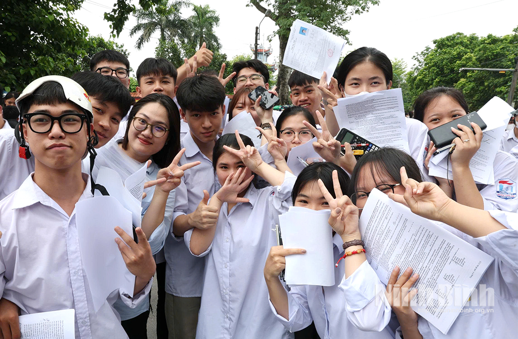 Thí sinh Ninh Bình phấn khởi sau khi kết thúc kỳ thi tốt nghiệp THPT 2025 (tại điểm thi THPT Đinh Tiên Hoàng).